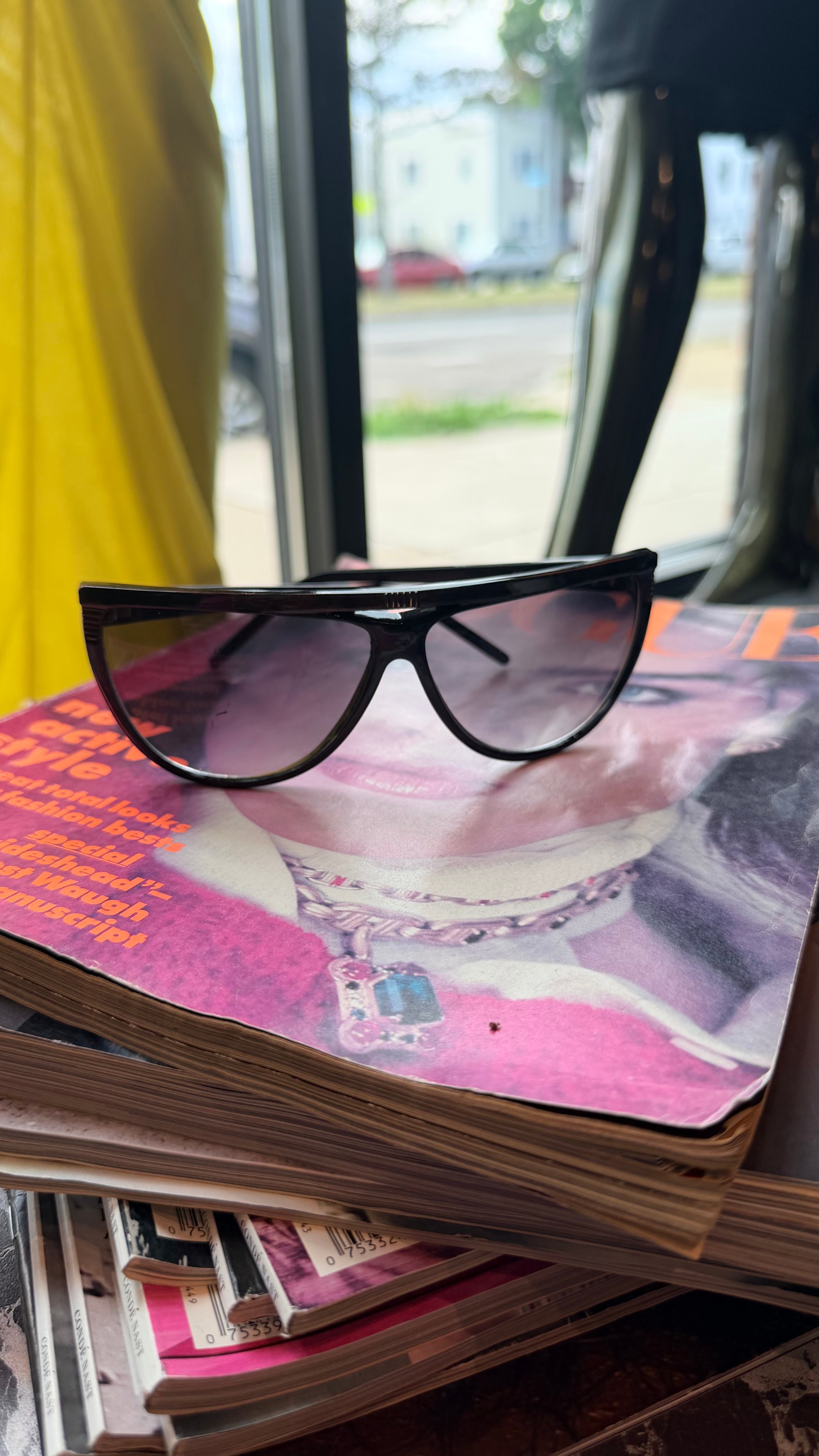 VINTAGE | Oversized Black Statement Shades