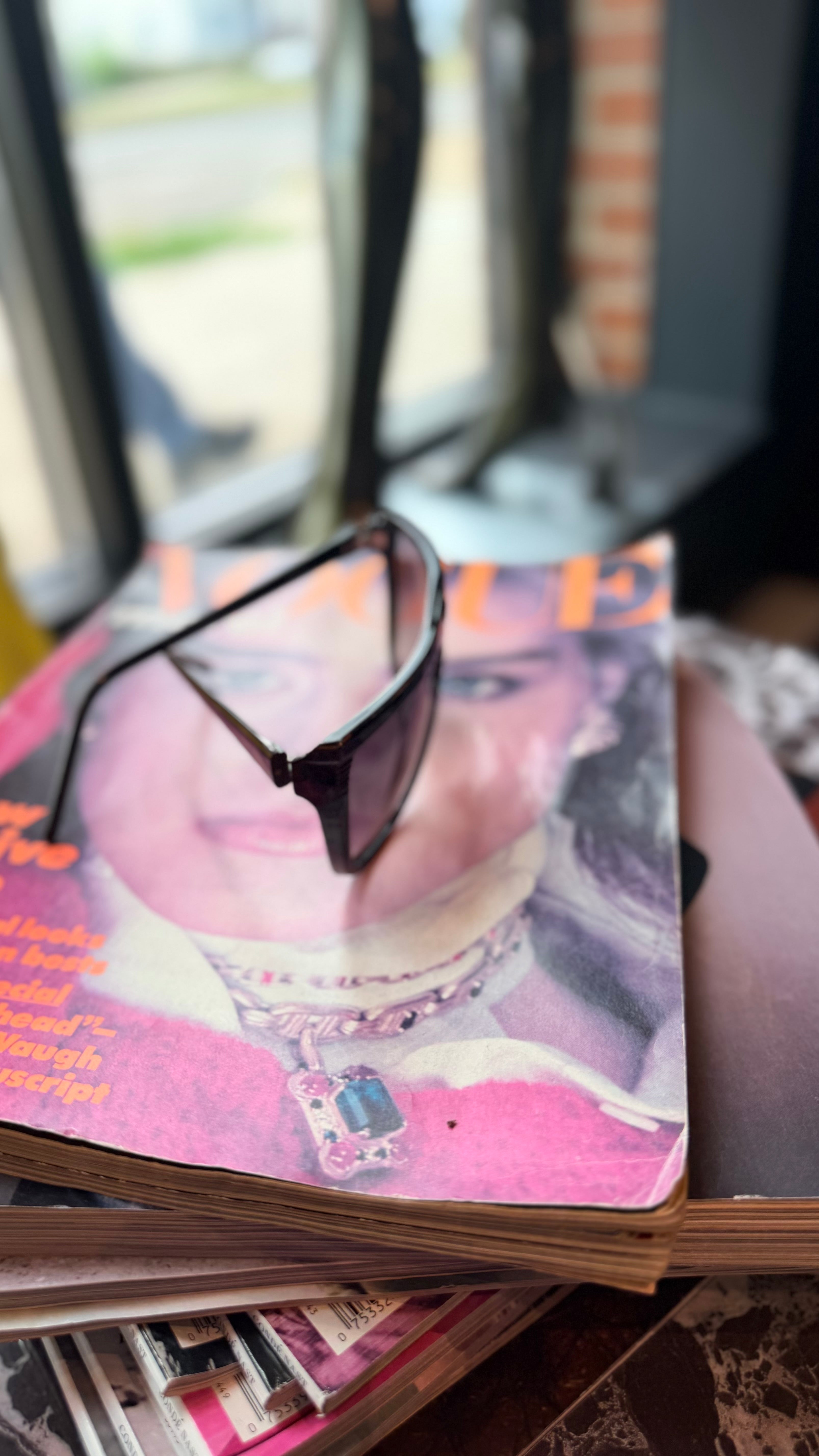 VINTAGE | Oversized Black Statement Shades